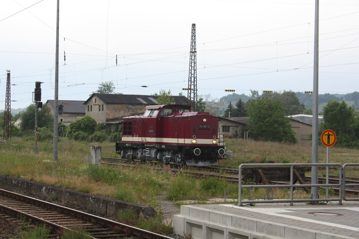 110 001 (204 XXX) der EBS bei der Einfahrt in den Bahnhof Naumburg (Saale) Hbf am 1.6.22