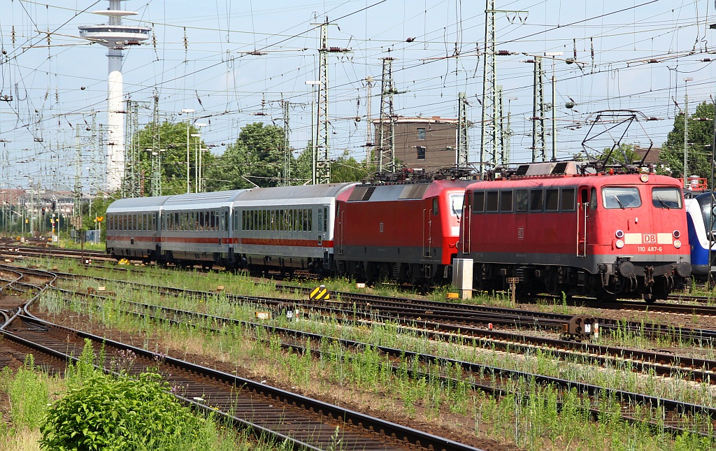 110 487-6 hat 120 154-0 und 3 IC Wagen als PbZ 2451 am Haken und passiert hier den Bremer Hauptbahnhof. 30.06.12