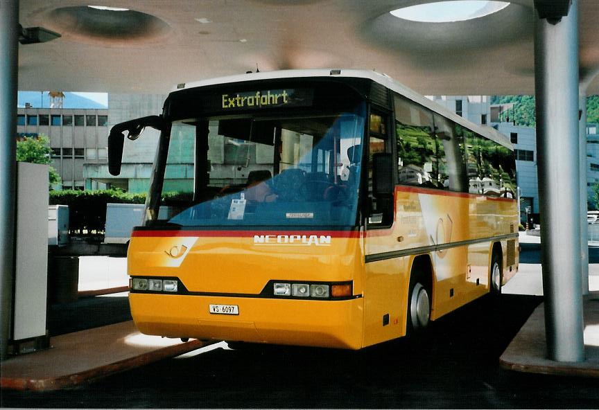 (110'118) - Autotour, Visp - VS 6097 - Neoplan (ex Kenzelmann, Zeneggen) am 10. August 2008 beim Bahnhof Visp