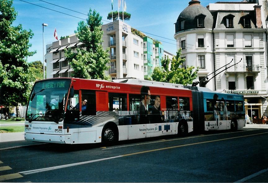 (110'122) - VMCV Clarens - Nr. 14 - Van Hool Gelenktrolleybus am 10. August 2008 beim Bahnhof Vevey