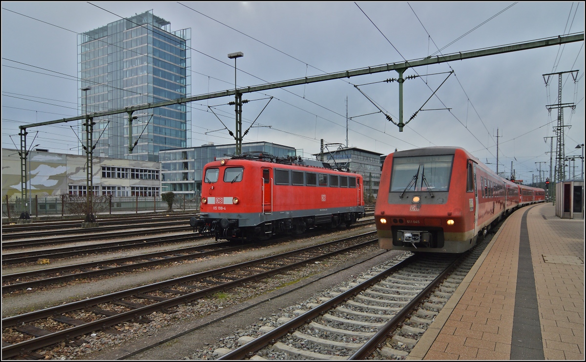 110er-Glück in Singen.

Der Kasten 110 198-4 parkt auf den Gütergleisen des Bahnhofs Singen, daneben fährt 611 045 auf Geleis 5 ein. Singen, Februar 2014.