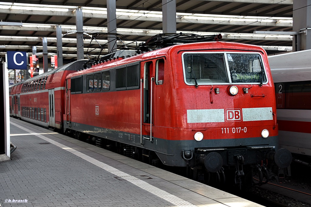 111 017-0 stand mit einen RE in münchen hbf,26.09.16