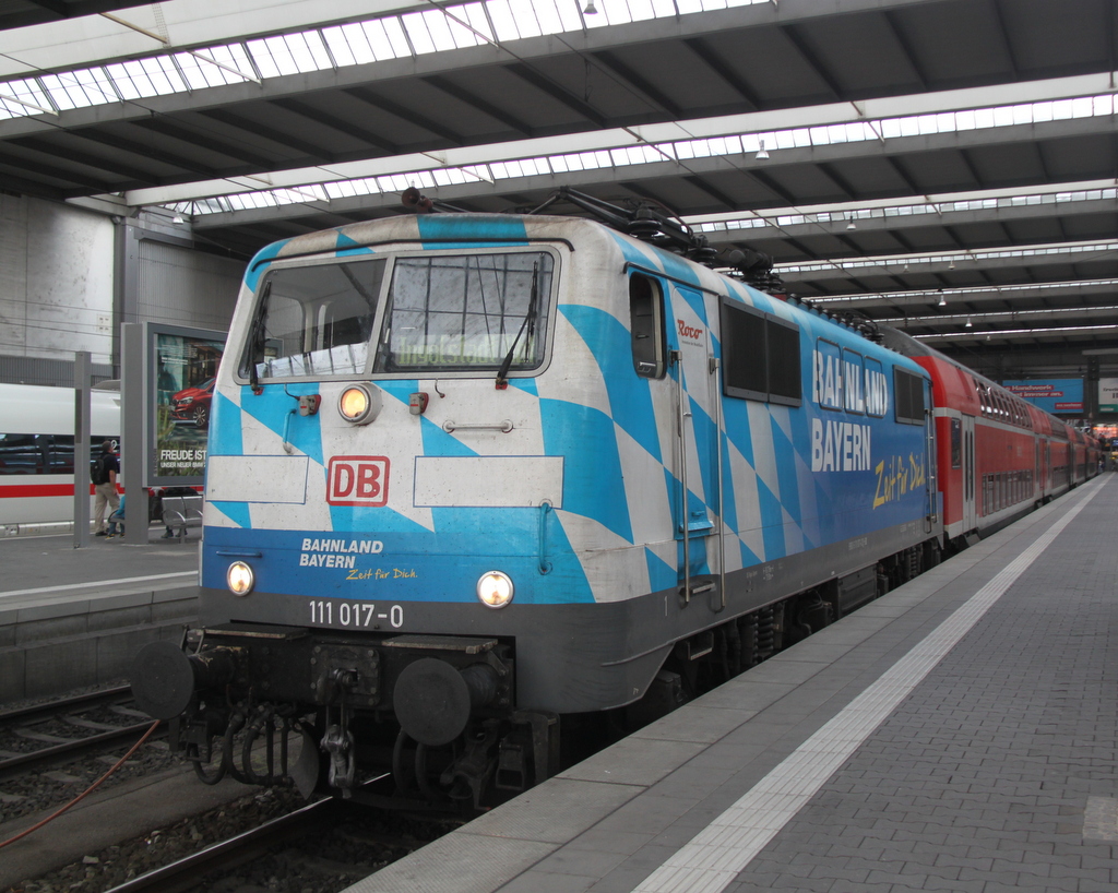 111 017-0 Bahnland Bayern mit RE 59692 von Mnchen Hbf nach Ingolstadt Hbf kurz vor der Ausfahrt im Mnchener Hbf.30.08.2014 