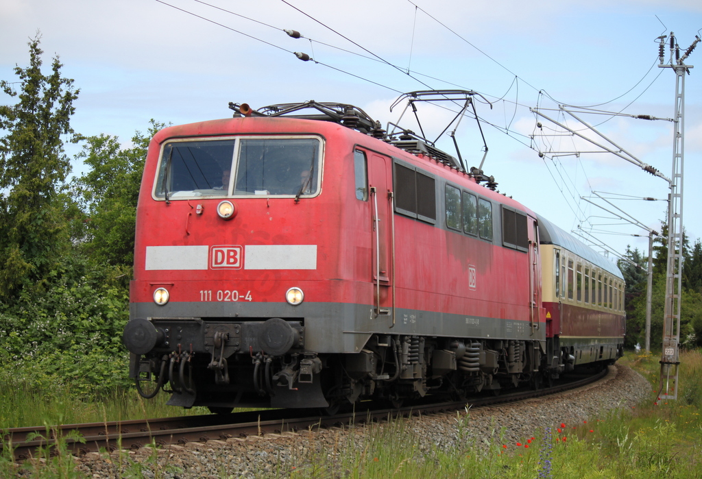 111 020-4(DB Regio NRW GmbH)mit AKE-Sonderzug 99 von Ostseebad Binz nach Koblenz Hbf bei der Durchfahrt in der Gterumgehung Hhe Rostock Hbf.28.06.2015

