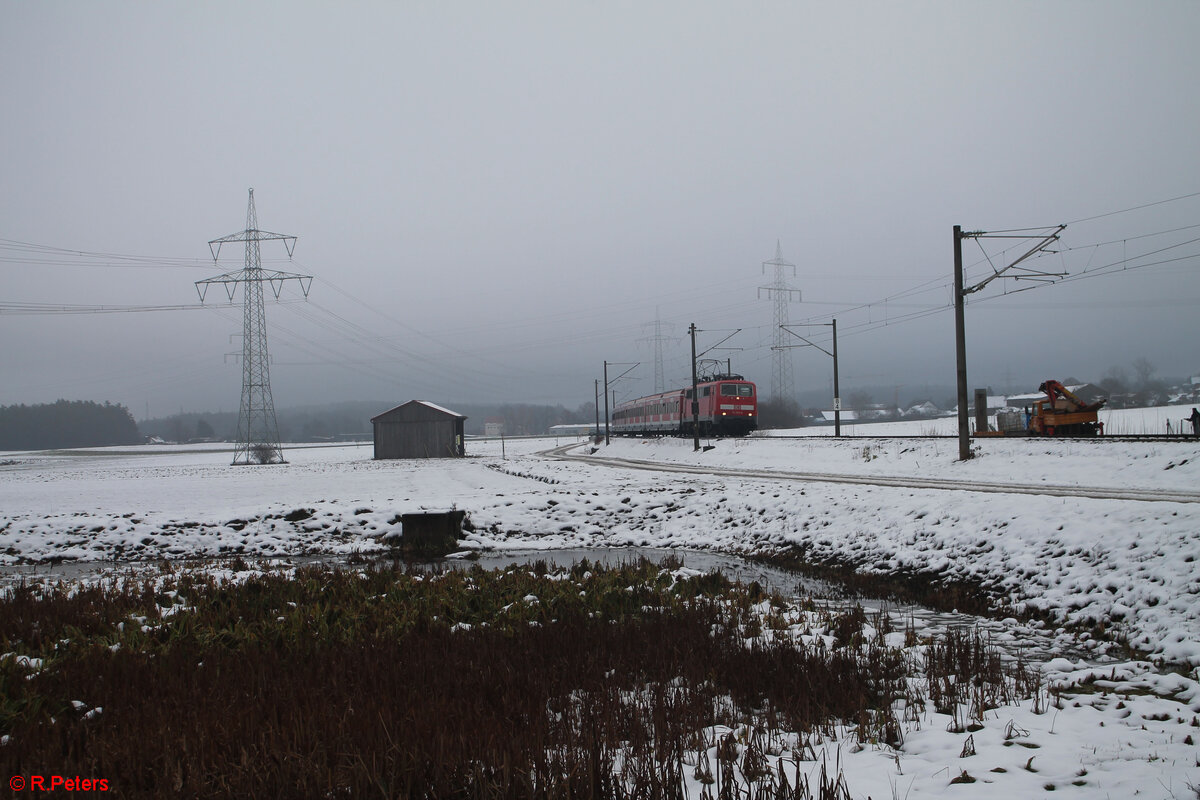 111 024-6 zieht den Abschiedszug Ende der X-Wagen auf der Nürnberger S-Bahn von Altdorf nach Roth bei Winkelhaid. 09.12.23