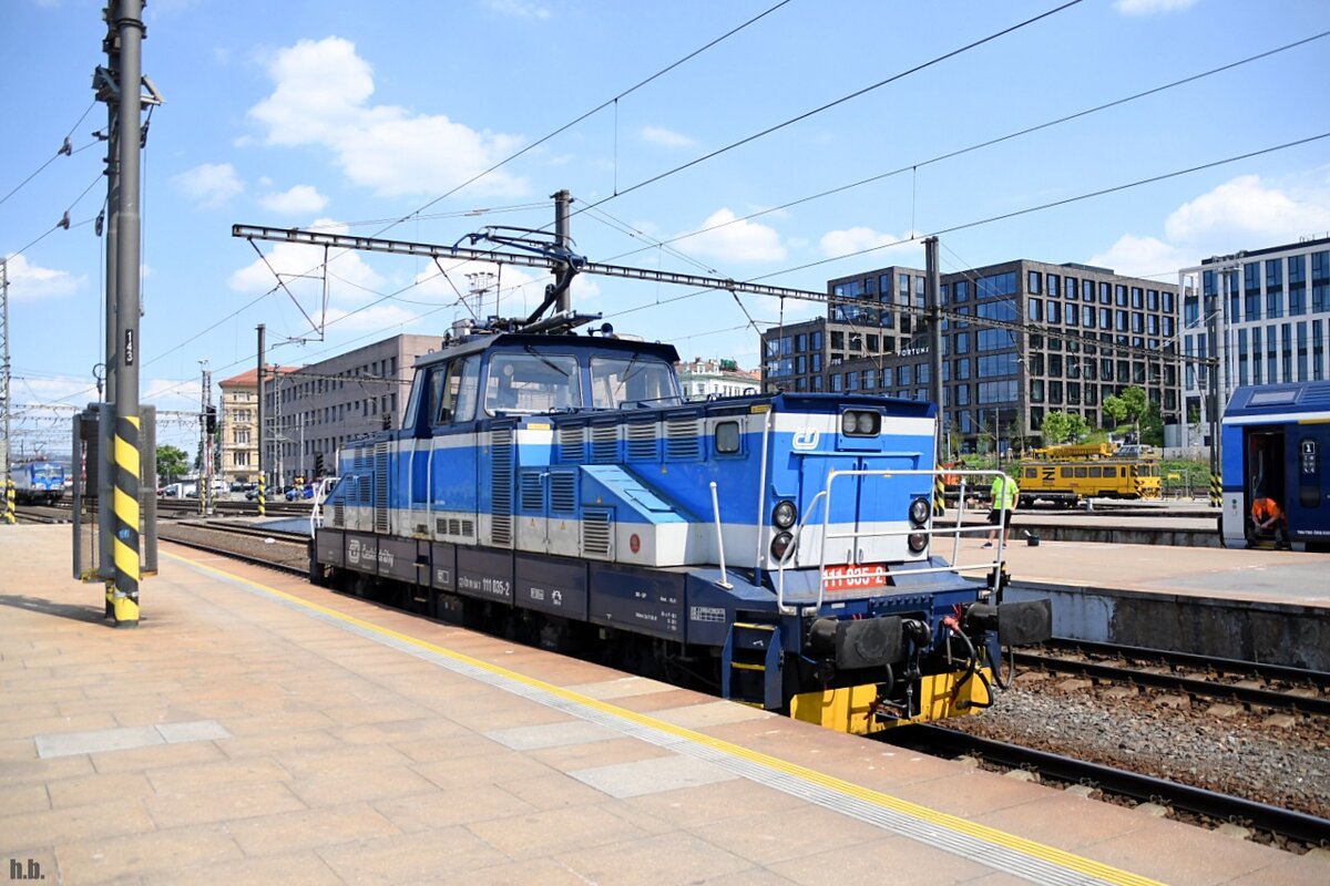 111 035-2 auf rangierfahrt in praha hl.n.11.06.22