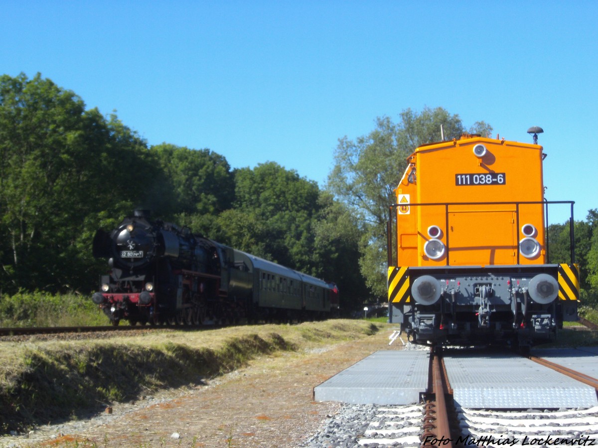 111 038 abgestellt und 52 8079 mit 112 565-7 beim einfahren in den Bahnhof Putbus am 14.6.14