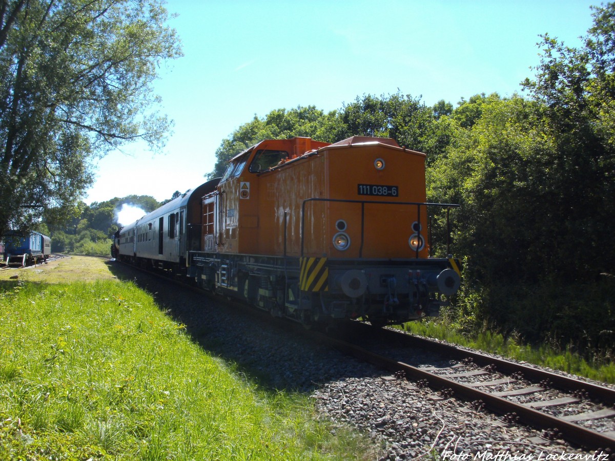 111 038 voraus und 52 8079 als Schlusslicht unterwegs nach Bergen auf Rgen am 15.6.14