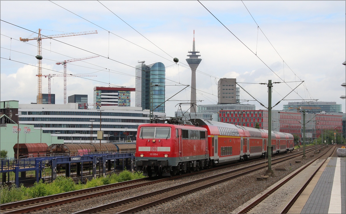 111 054 mit dem RE4 nach Aachen am 23.06.18 in Düsseldorf Hamm