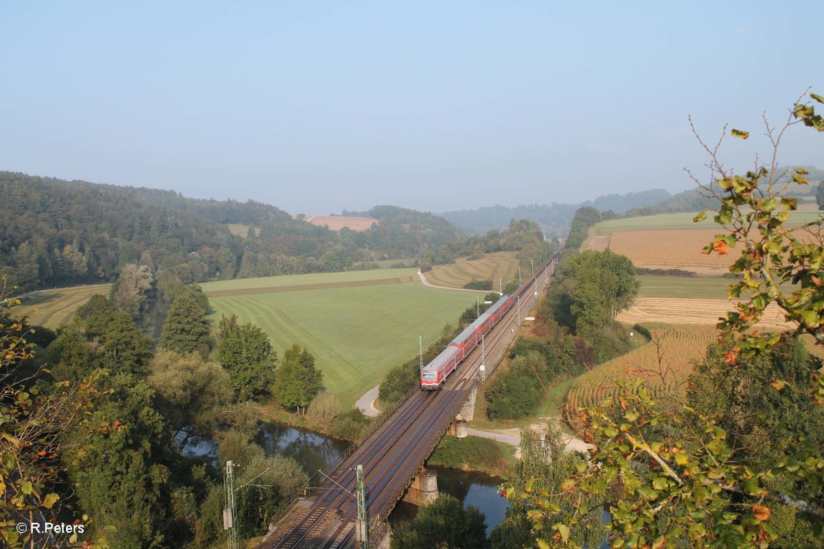 111 056-8 schiebt bei Dollnstein ein RE nach München. 24.09.16