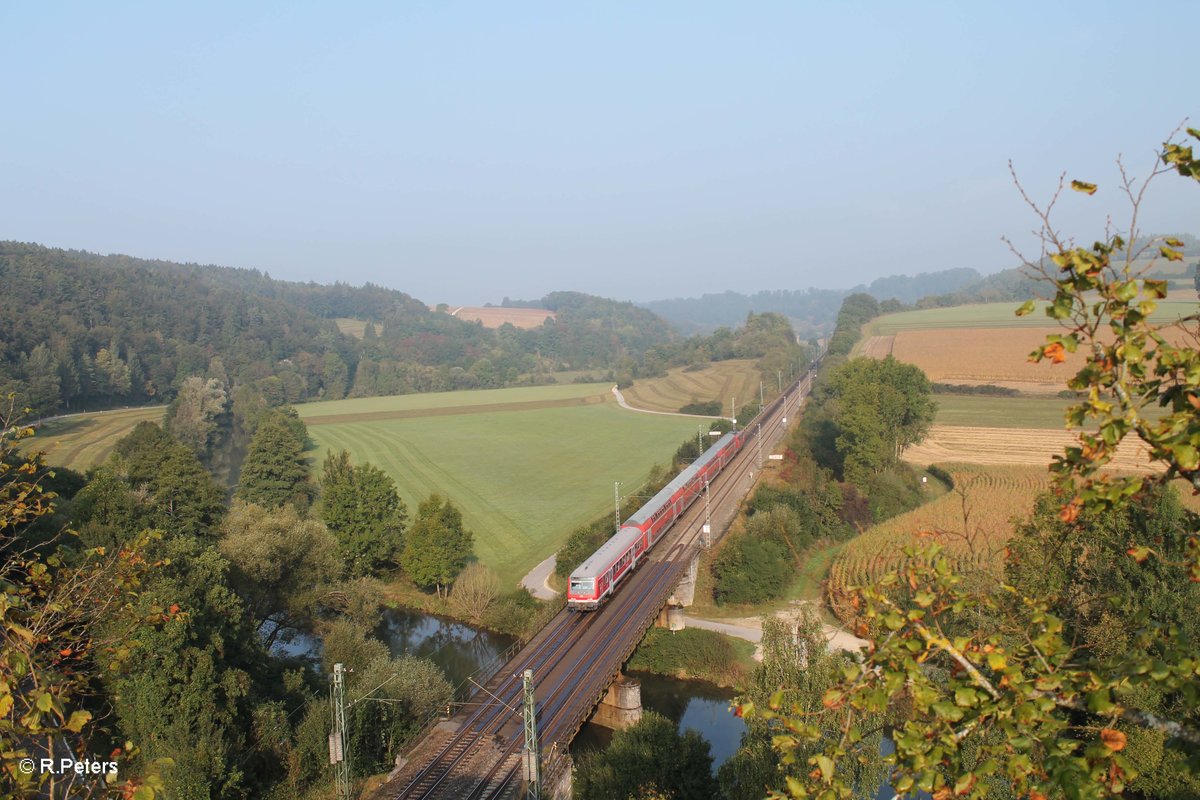 111 056-8 schiebt bei Dollnstein ein RE nach München. 24.09.16