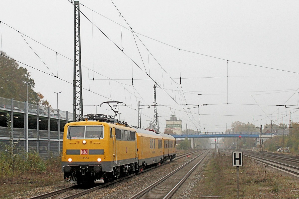 111 059-2 ist am 30.10.2014 auf den Weg in den Feierabend und passiert um 15 Uhr u. 12 Min. den Bahnhof Tostedt.