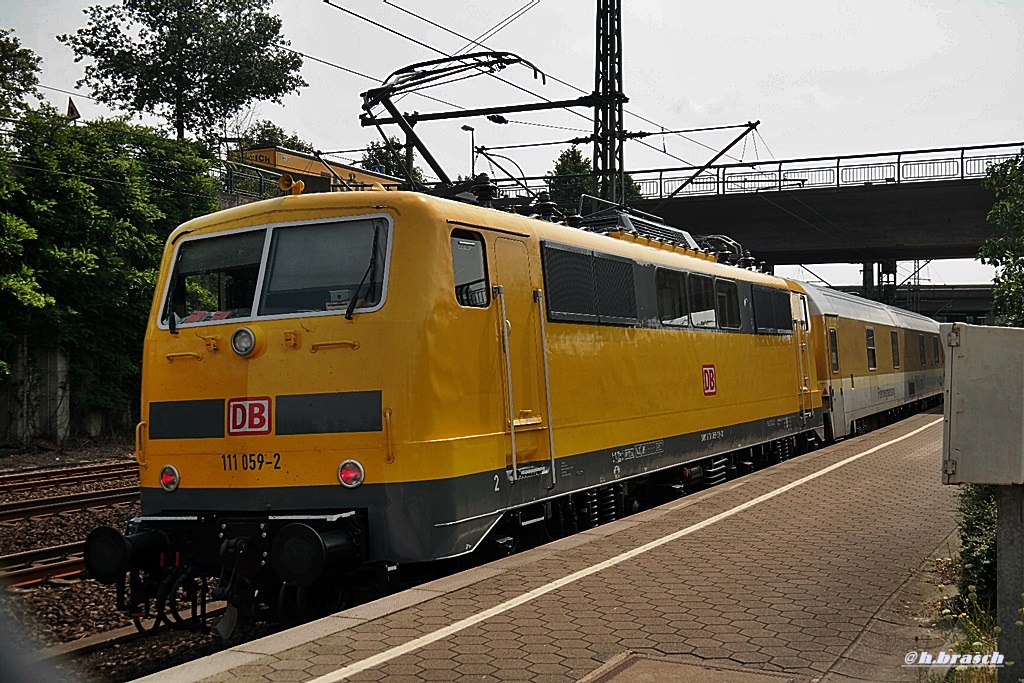 111 059-2 wartete auf weiterfahrt im bf hh-harburg,29.07.14