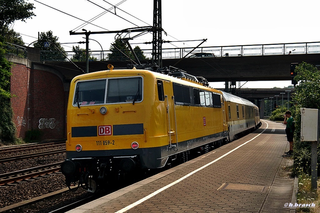 111 059-2 wartete mit einen messzug auf weiterfahrt,im bhf hh-harburg,datum 29.07.14