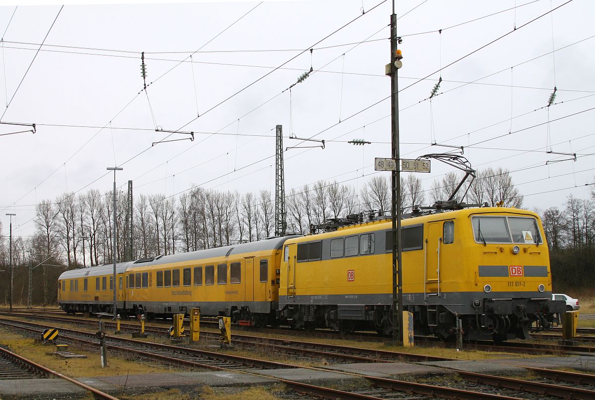 111 059 mit Netz Instandhaltungs Fahwegemezug, aufgenommen im ehemaligen Bw Flensburg 30.03.2022