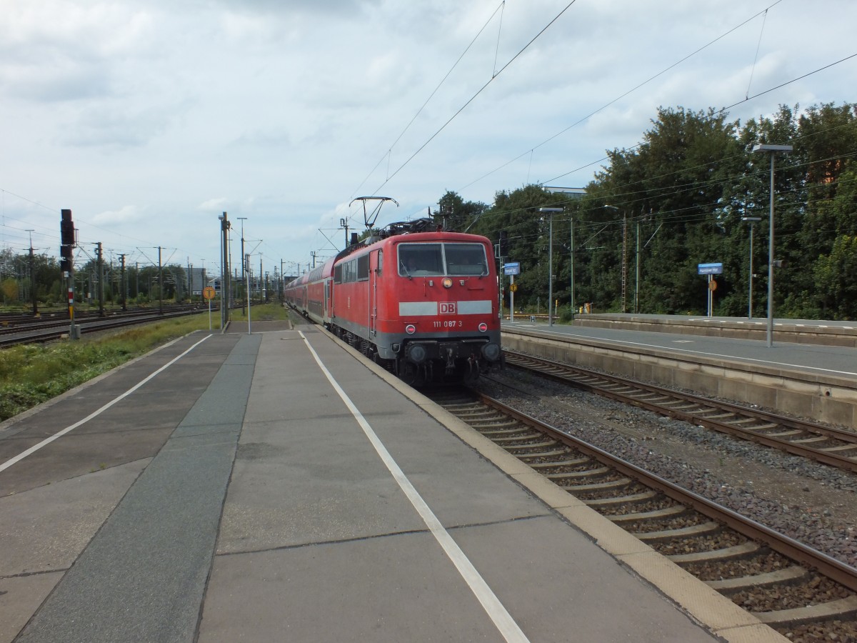 111 087 fährt am 13.08.14 mit einem RegionalExpress nach Braunschweig in Hannover ein. Auf dieser Verbindung werden demnächst KISS-Triebwagen der Westfalenbahn die 111er ersetzen, die teilweise noch Doppelstockwagen aus DDR-Produktion in ihren Zugverbänden mitführen. Die abgebildete Garnitur allerdings ist artrein aus neueren Wagen gebildet.