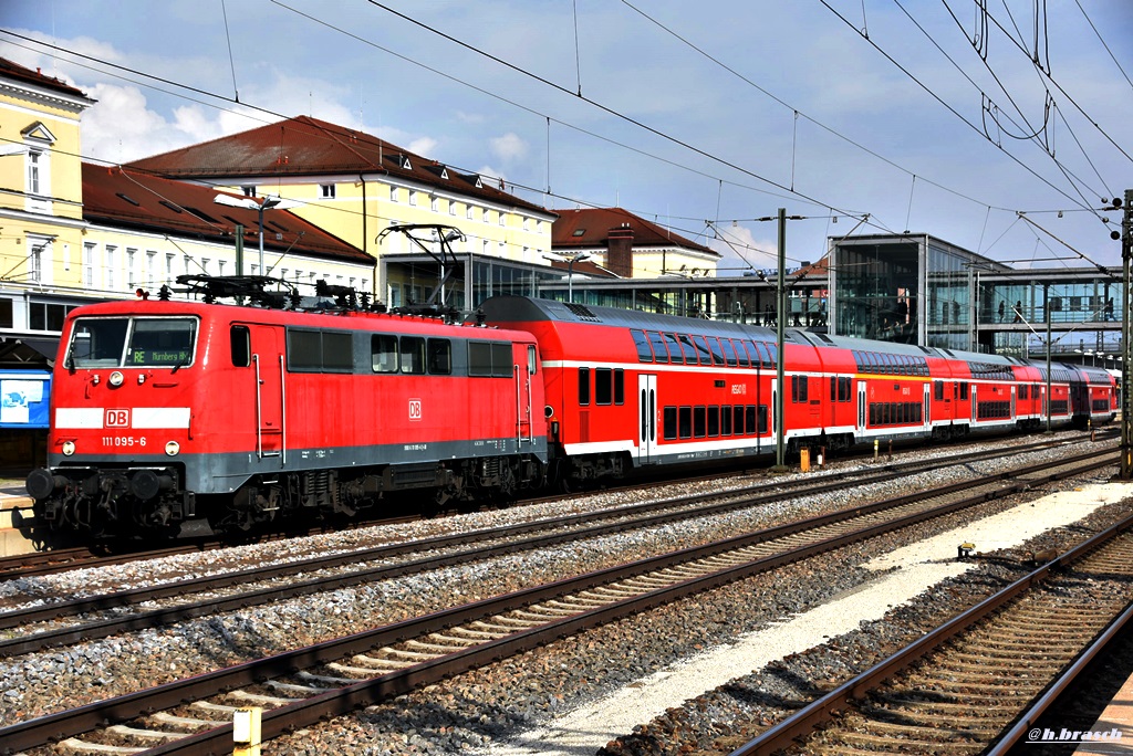 111 095-6 stand mit einen RE im bahnhof regensburg,25.09.17