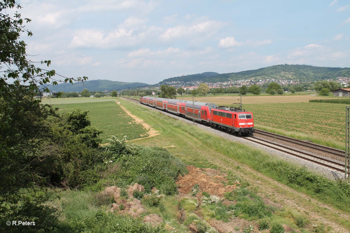 111 100-4 zieht im Sandwitsch den RE 4967 Frankfurt/Main - Mannheim bei Großsachsen-Heddesheim. 28.05.15