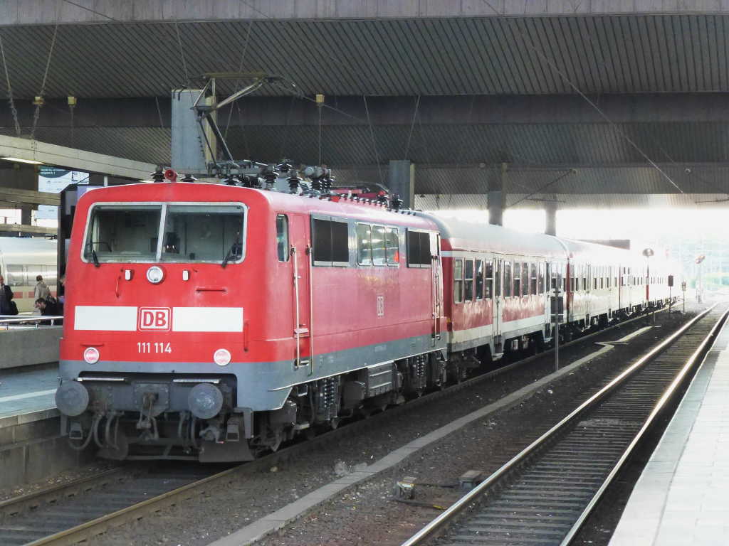 111 114 mit einem RE4-Verstärker im Düsseldorfer Hbf, 25.9.15