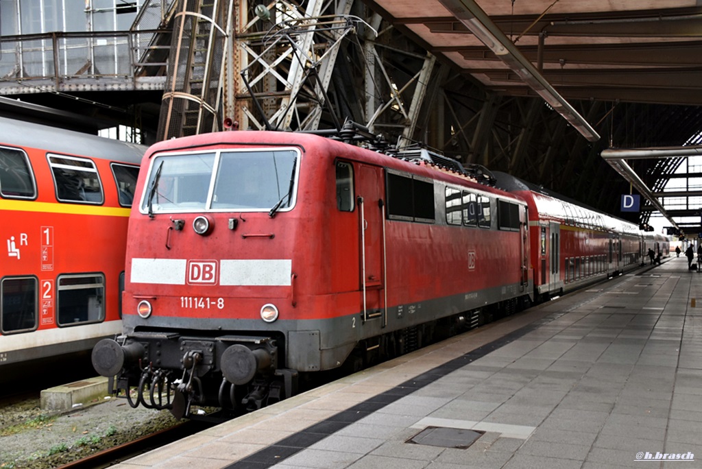 111 141-8 stand mit einen RE,im hbf von bremen,17.09.17