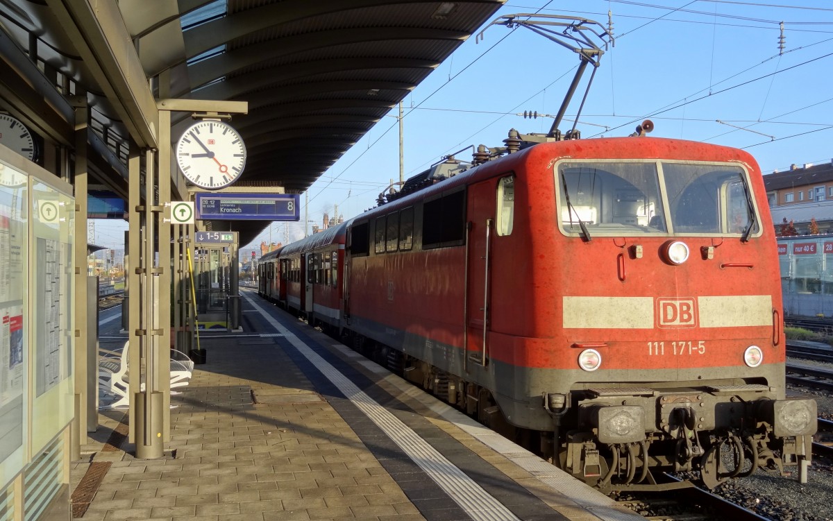 111-171 lsst sich von der Sonne noch etwas bescheinen, bevor sie in Krze die Reise mit ihren zwei n-Wagen nach Kronach antritt. Aufgenommen an einem Oktobermorgen 2013 in Bamberg.