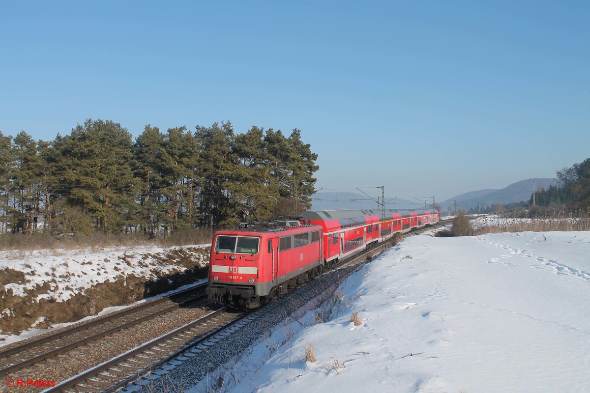 111 197-0 schiebt bei Darshofen den RE 4859 Nürnberg - München. 21.01.17