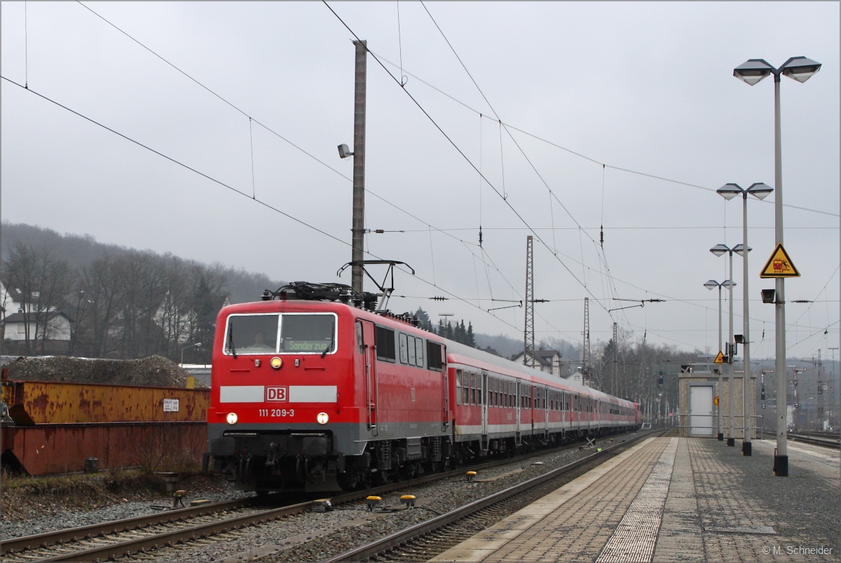 111 209 und 111 018 hinten mit RbZ 38690 von Sinsheim nach Paderborn am 21.03.15 in Kreuztal. Das Wetter war der Kamera leider nicht geheuer...