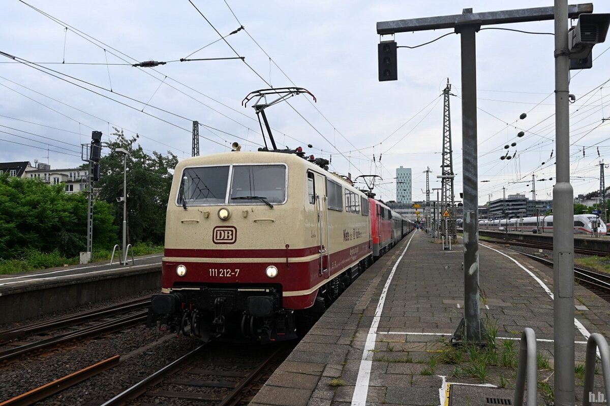 111 212-7 und 111 108-7 standen mit den UEX 1397 in hh-altona,01.07.22













uex 