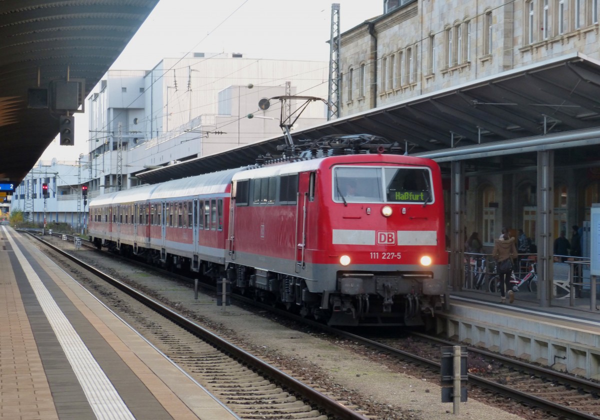 111 227-5 am 05.11.2013 im Bahnhof bamberg