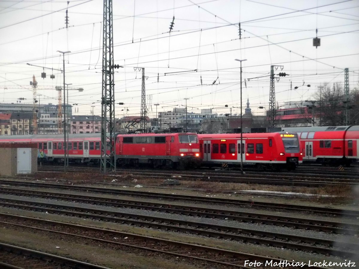 111 XXX und 425 XXX bei einer doppelausfahrt aus Mannheim am 30.1.17