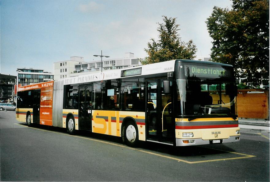 (111'323) - STI Thun - Nr. 107/BE 521'107 - MAN am 30. September 2008 beim Bahnhof Thun (prov. Haltestelle)