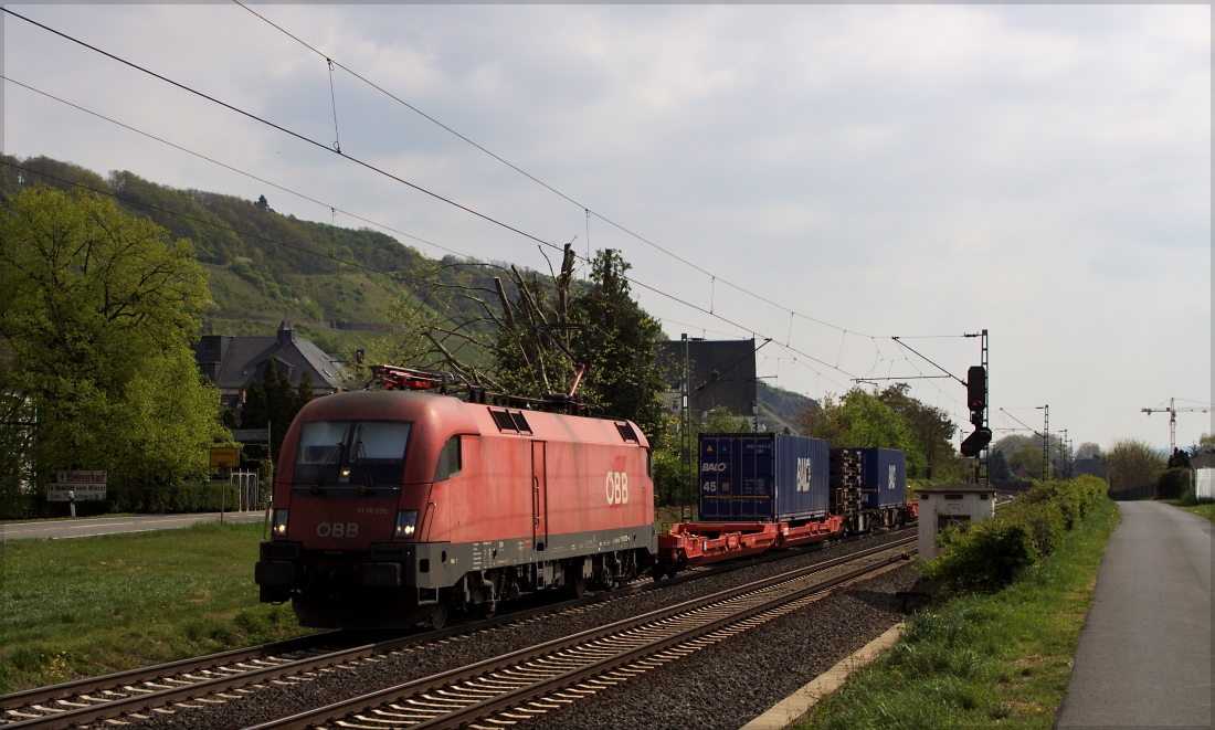 1116 070 mit kurzem KLV-Zug in Richtung Norden am 10.04.14 in Leutesdorf