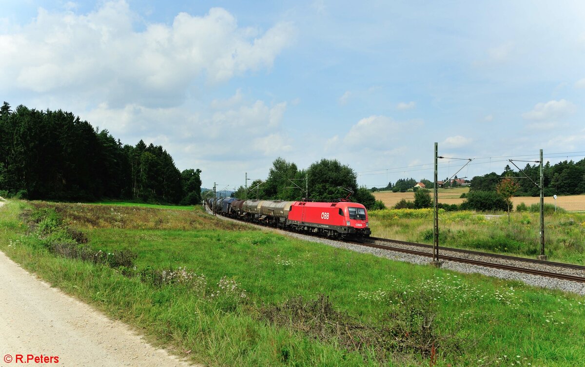 1116 090 zieht ein gemischten Güterzug bei Sinsgrün Richtung Passau. 21.08.21