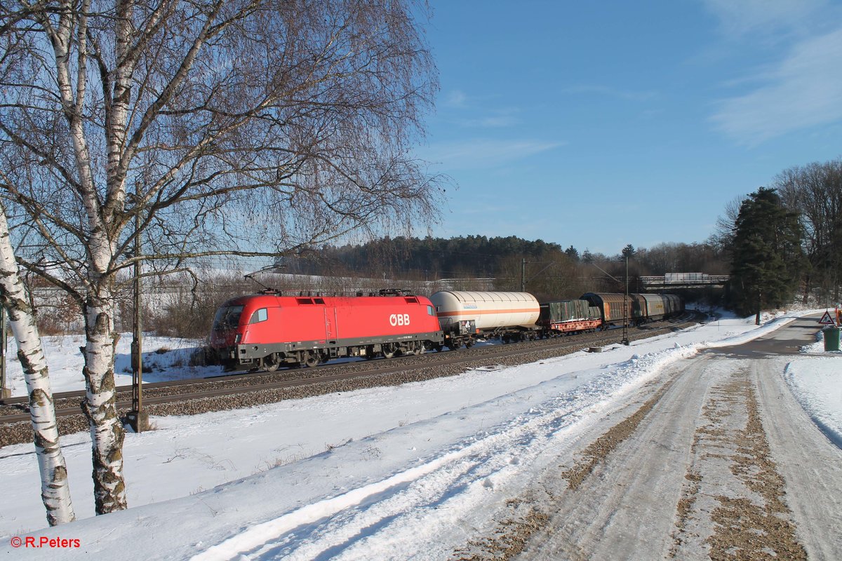 1116 105-8 zieht ein gemischten Güterzug bei Sinsgrün in Richtung Nürnberg. 19.01.17