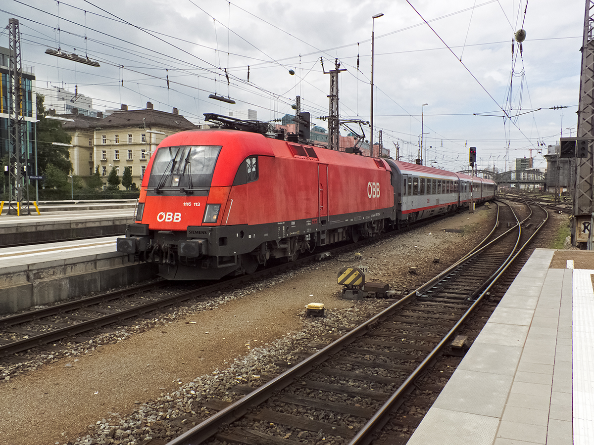 1116 113 fährt am 07.08.14 mit einem EuroCity aus Verona in München ein.