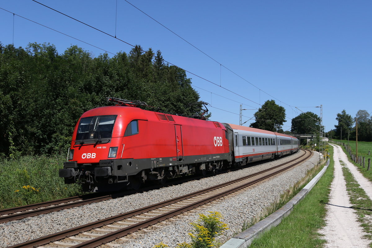 1116 131 war am 18. August 2019 bei Grabensttt im Chiemgau mit einem Sonderzug in Richtung Innsbruck unterwegs.