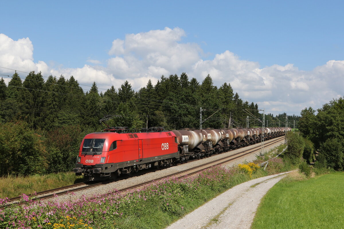 1116 138 war am 1. September 2021 mit einem Kesselwagenzug bei Grabensttt in Richtung Mnchen unterwegs.