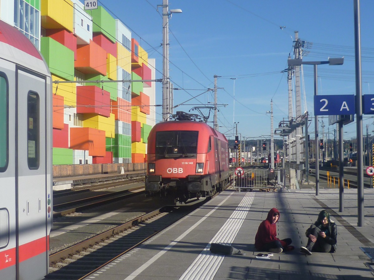 1116 143 (Montan Spedition) am 26.10.13 beim Ankoppeln an den OIC 542 nach Innsbruck im Salzburger Hbf.