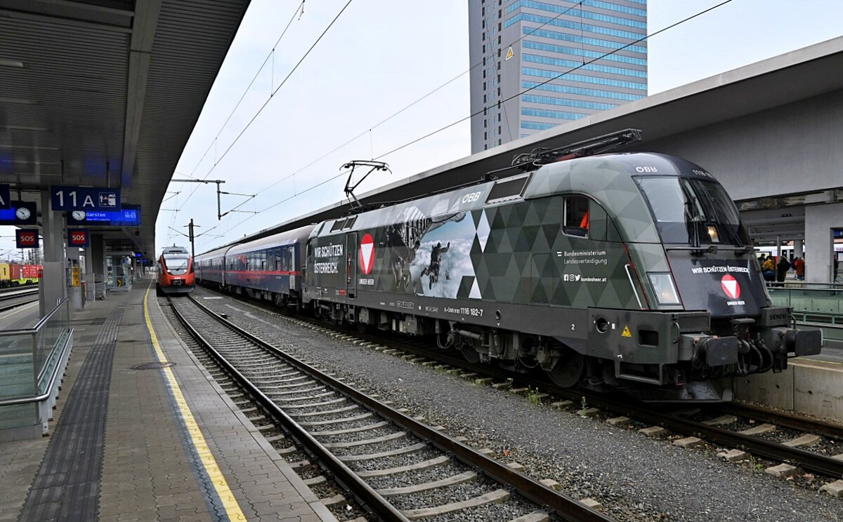 1116 182-7 stand mit einen nightjet in linz hbf,08.04.22