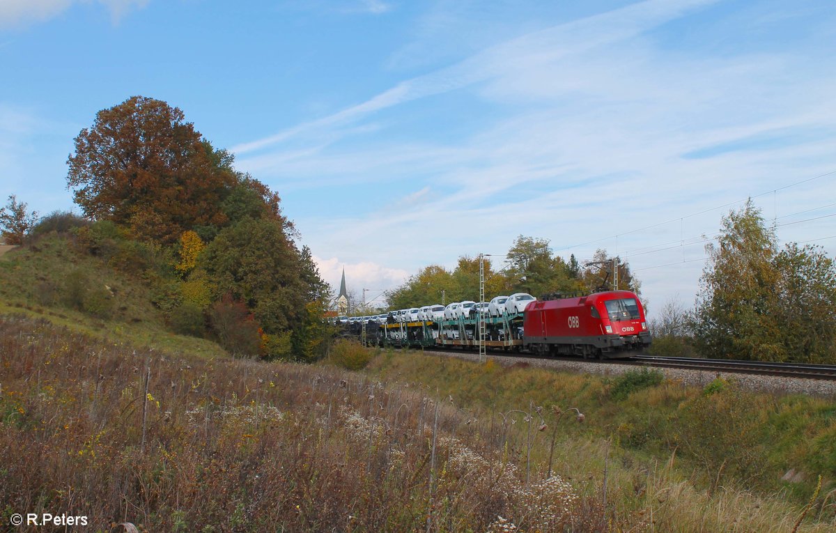 1116 193 zieht einen VW-Autotransportzug bei Fahlenbach gen Süden. 21.10.17