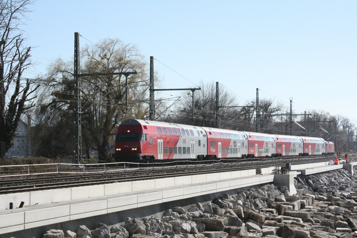 1116 273 von Lindau Insel (ehemals Lindau Hbf) kommend mit ziel Feldkirch bei der Durchfahrt am Bahnbergang Aeschacher Ufer am 24.3.21