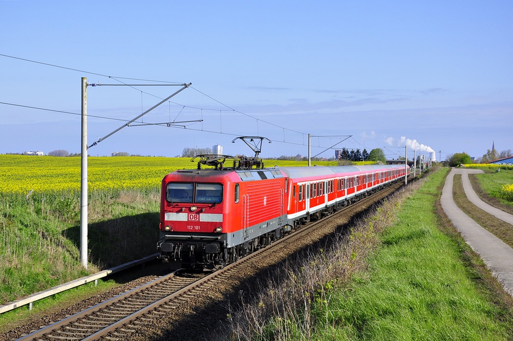 112 101 zieht am 03.05.2017 den RE 13290 nach Berlin.