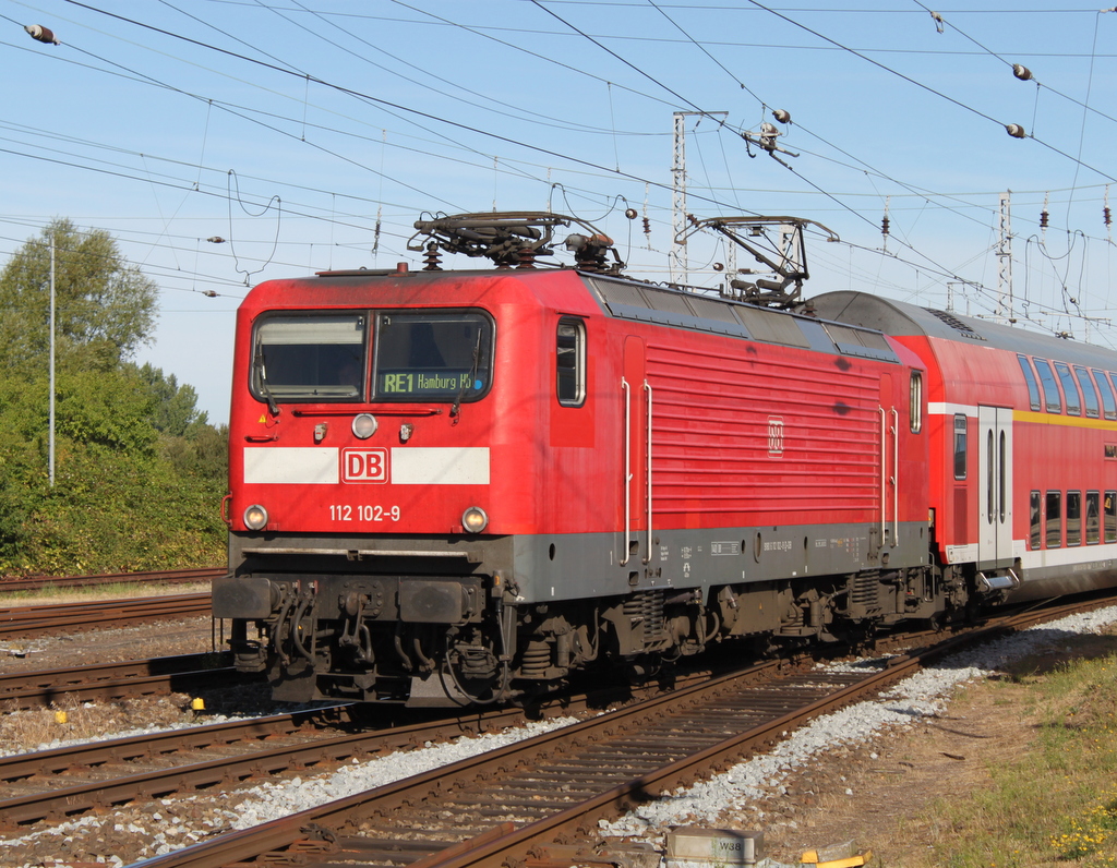 112 102-9 mit RE4306 von Rostock Hbf nach Hamburg Hbf bei der Ausfahrt im Rostocker Hbf.18.08.2018