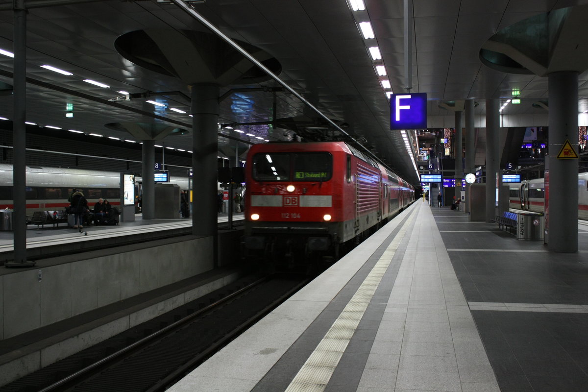 112 104 als RE3 mit ziel Stralsund Hbf im Bahnhof Berlin Hbf (Tief) am 23.12.19