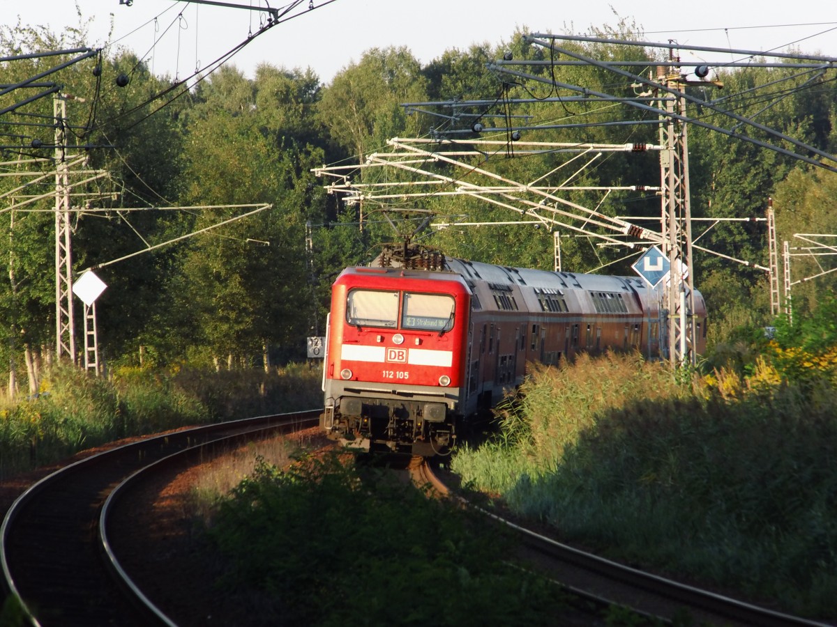 112 105 mit RE nach Stralsund bei der Ausfahrt in Elsterwerda, 06.09.2013.