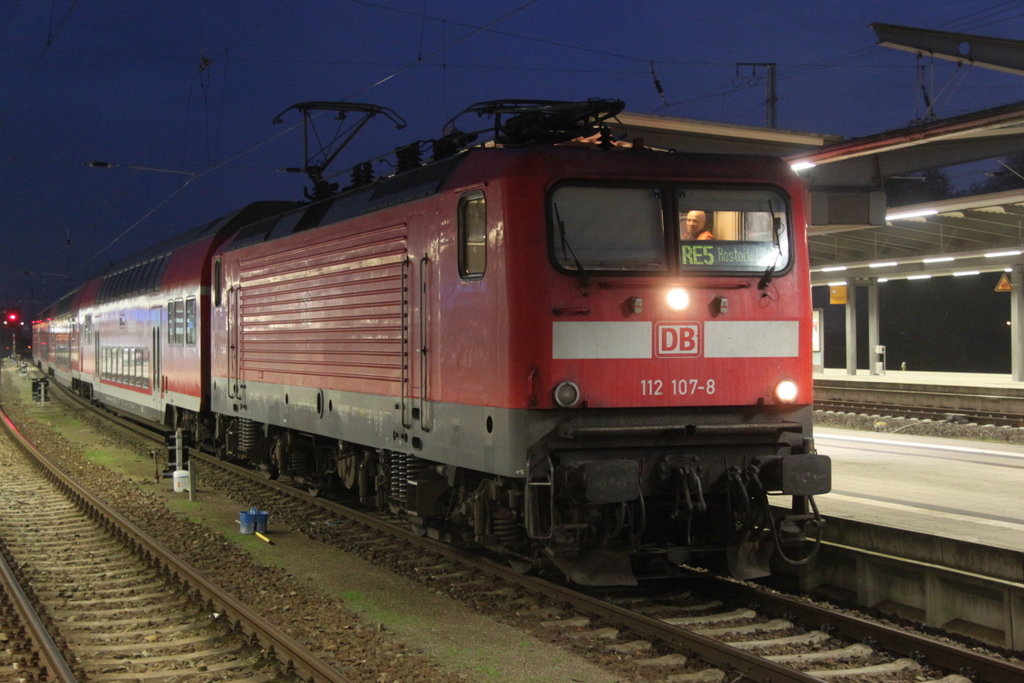 112 107-8 stand mit RE5(RE 4360)von Lutherstadt Wittenberg nach Rostock Hbf im Rostocker Hbf.30.10.2014