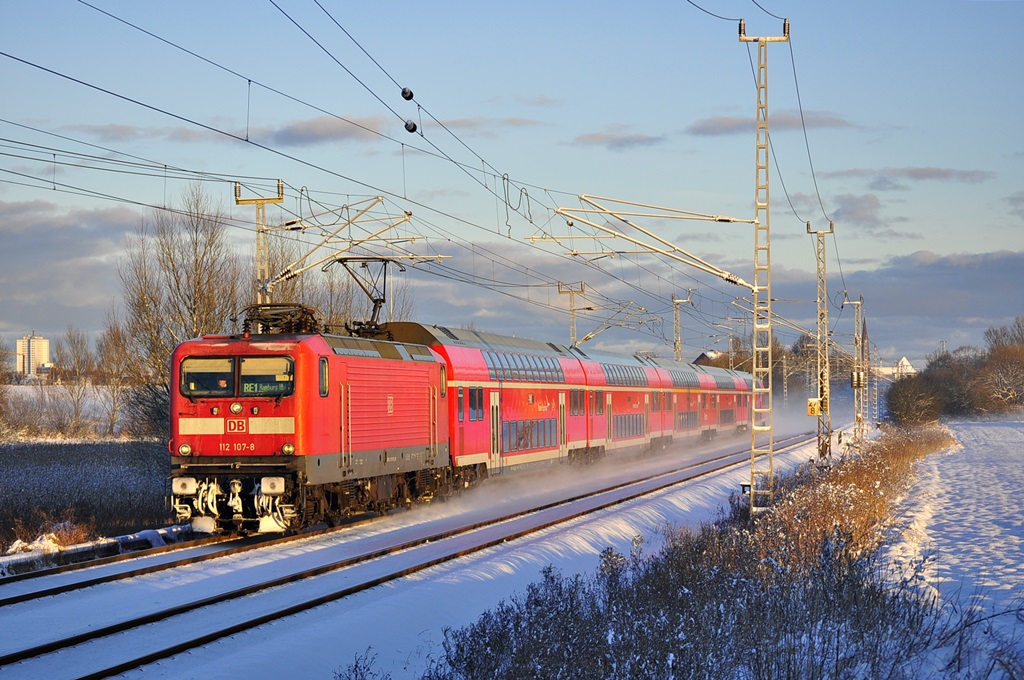 112 107 Mit dem RE 4306 nach Hamburg,geknipst am 29.12.2014 iN Sildemow.