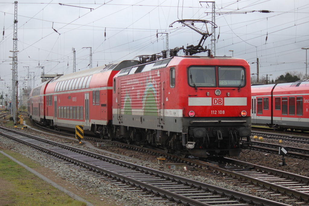 112 108-6( Genau Ihre Richtung )beim Rangieren im Rostocker Hbf.20.11.2015