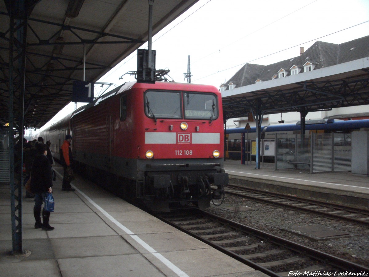 112 108 als RE5 mit ziel Stralsund Hbf bei der Einfaht i den bahnhof Neubrandenburg am 14.12.13