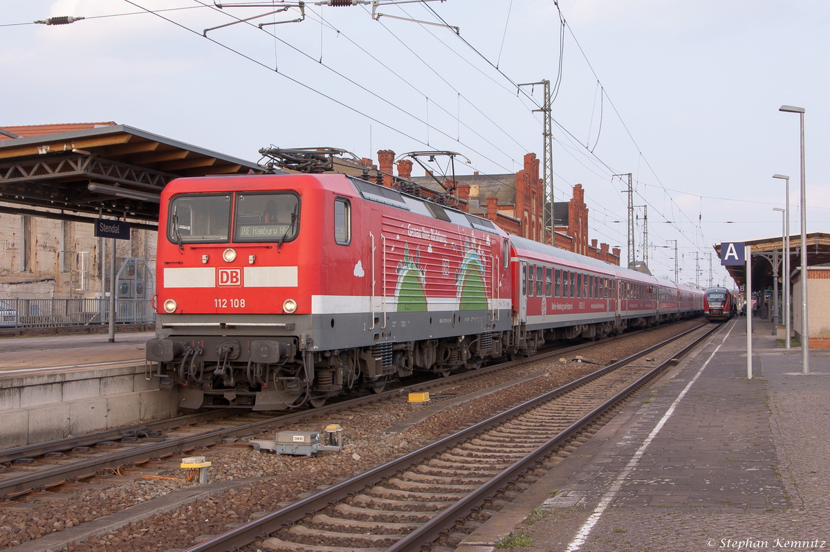 112 108  Genau Ihre Richtung  mit dem IRE  Berlin-Hamburg-Express  (IRE 18092) von Berlin Ostbahnhof nach Hamburg Hbf in Stendal. 10.04.2015 